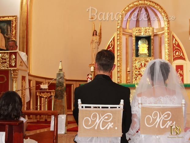 Decoración iglesia, sillas para novios. 