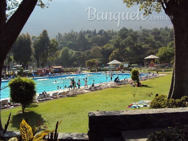 Piscina con Tobogan