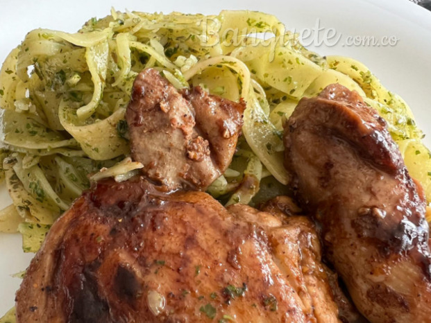 Pollo al sartén con cintas al pesto