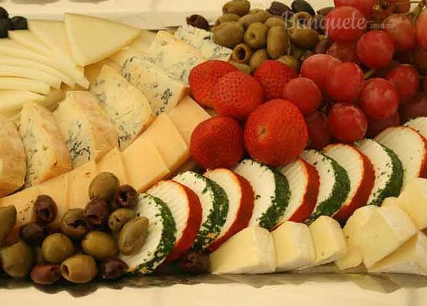Tabla de quesos con fresas y olivas