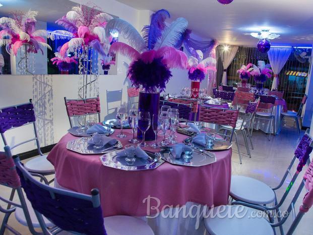 decoración mesa de invitados con plumas