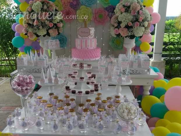 Mesas de torta y dulces con ambiente infantil