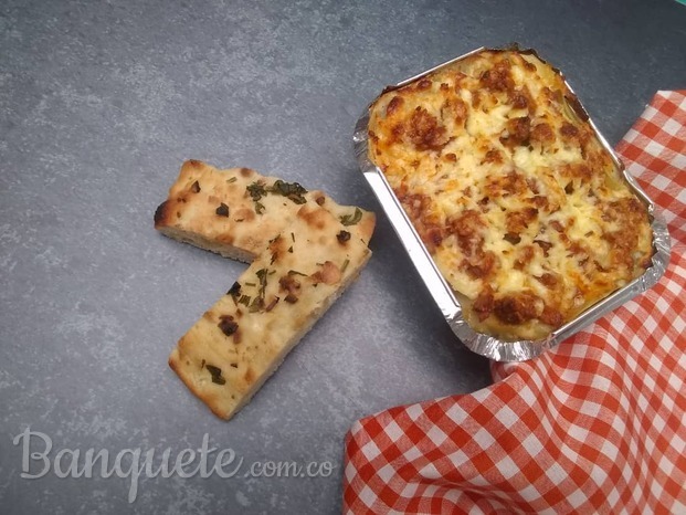 Lasagna Mixta con Pan Focaccia