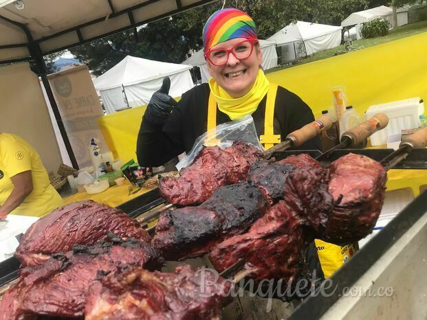 CARNE ASADA EN LEÑA EN EL LUGAR DEL EVENTO