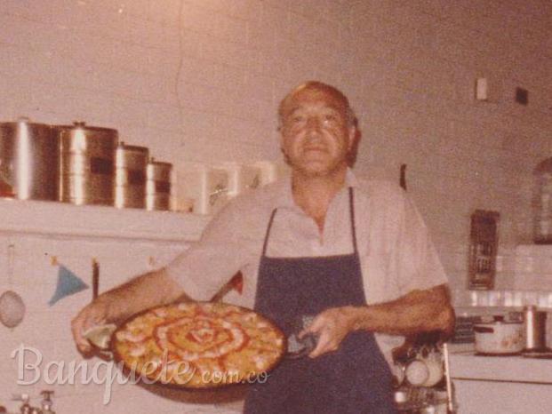 Don Paco. 36 años haciendo la mejor Paella Valenciana de Medellín.