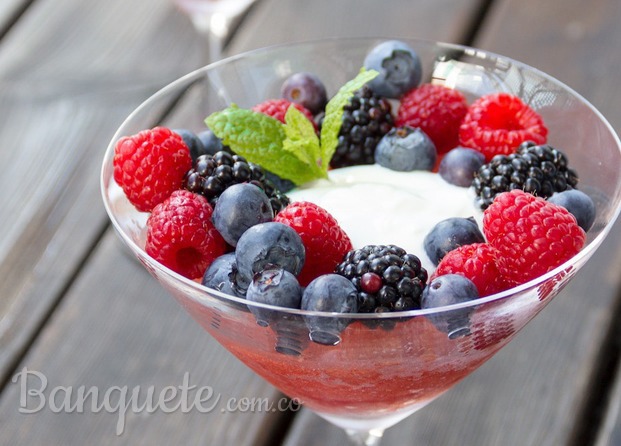 Granizado frutos rojos con helado vainilla