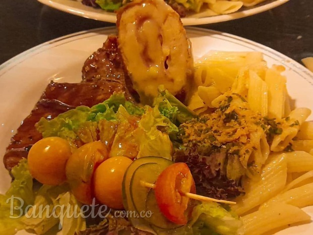 Plato de cordon bleu y costillas